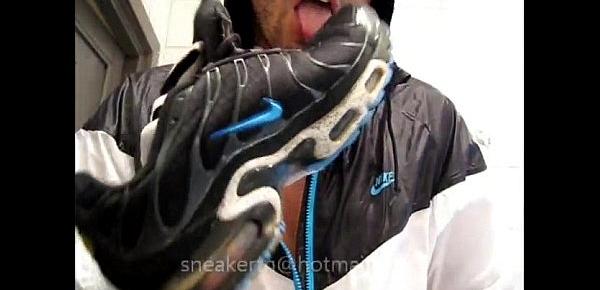  A Sneaker is jerking off in his shoe !